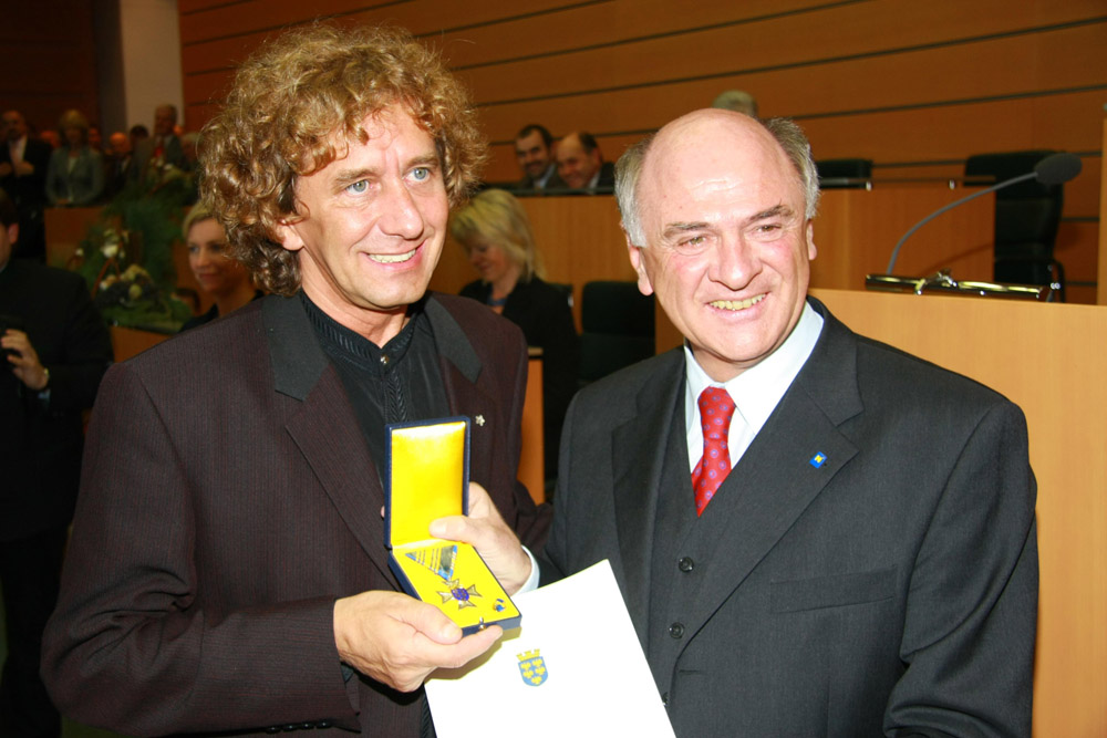 2007: Dr. Erwin Pröll überreicht Tony Rei das Silberne Ehrenzeichen vom Land Niederösterreich