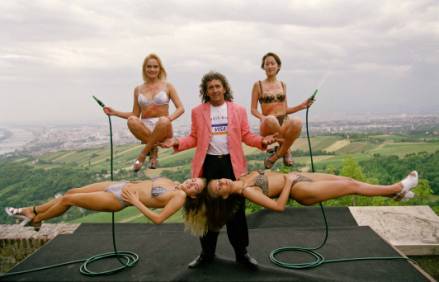 2002: Neuer Weltrekord: Tony Rei mit vier schwebenden Jungfrauen