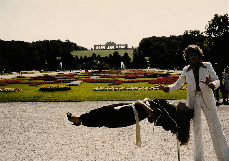 Wien – Werbung von Tony Rei: Illusionen vor Schönbrunn, sein Zaubergeschäft „Mag