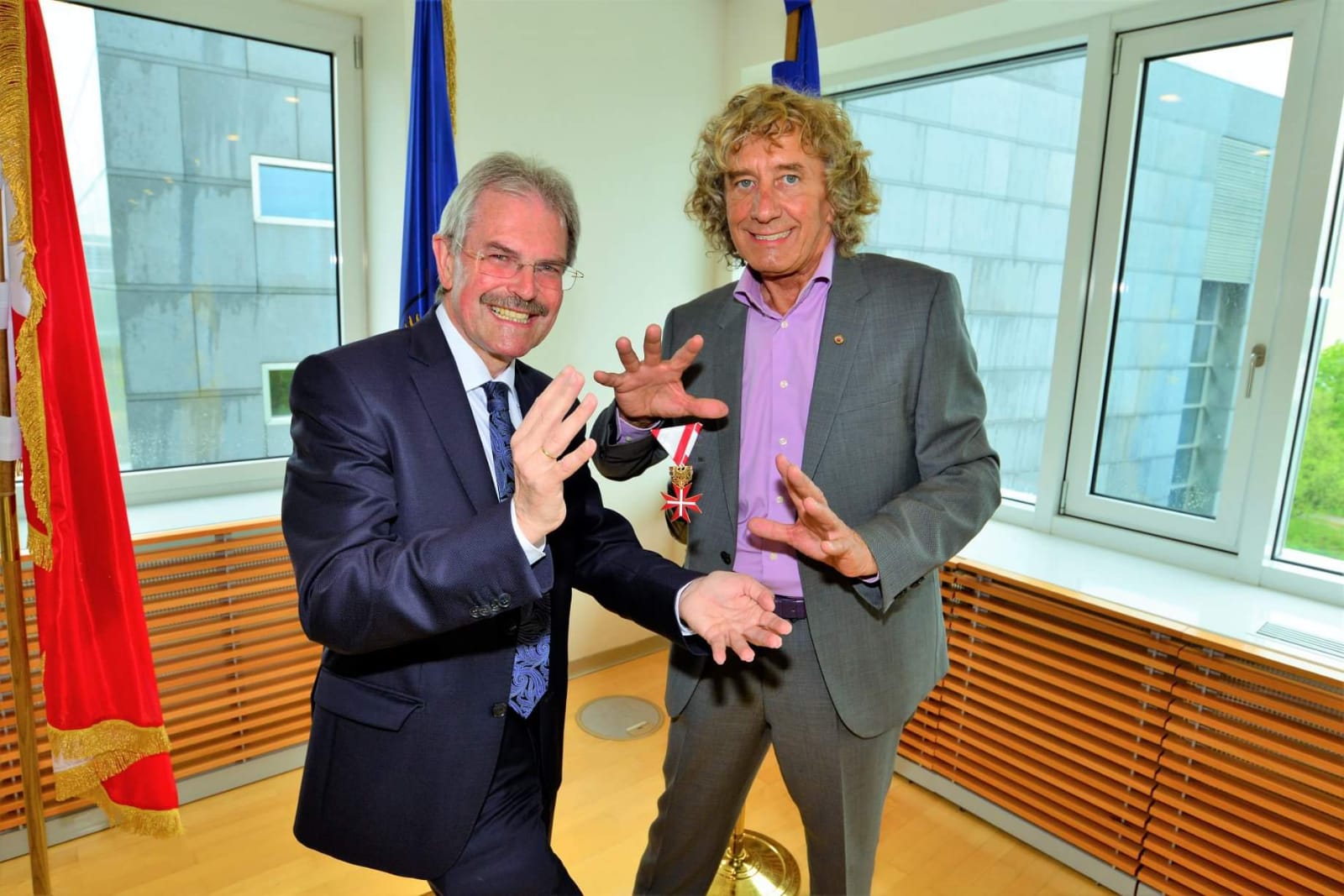 2019: Tony Rei wird mit dem goldenen Ehrenzeichen für Verdienste um die Republik Österreich von…